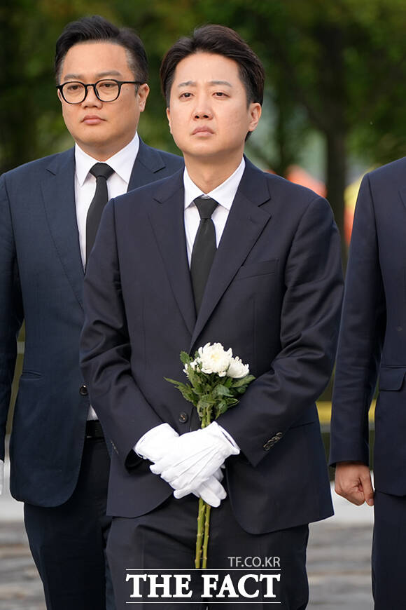 이준석 개혁신당 대선 후보(가운데)가 23일 경남 김해시 진영읍 봉하마을을 방문해 고 노무현 전 대통령 묘역을 찾아 참배하고 있다. /개혁신당