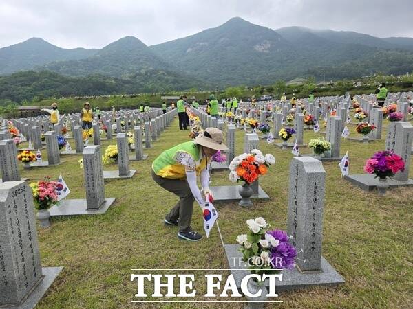 대전 서구 자원봉사협의회는 지난 22일 호국보훈의 달을 앞두고 회원 100여 명이 국립대전현충원을 방문해 태극기 꽂기 봉사활동을 펼쳤다./대전 서구