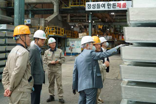 영풍 사외이사들이 지난 22일 경북 봉화군 석포제련소 주조공장에서 아연괴 제품을 살펴보고 있다. /영풍