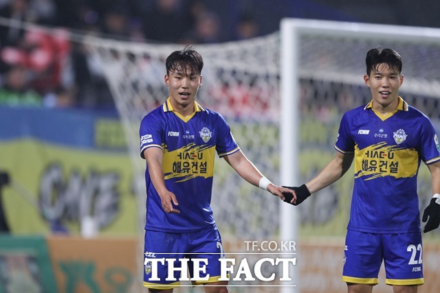 드디어 세트피스로 득점 사냥에 나선 충남아산 선수들./K리그