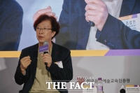  제6회 미래 문화예술교육 포럼 대담 진행하는 조경진 서울대 교수 [포토]