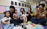  어린이집 방문한 김문수 후보 가족 [포토]