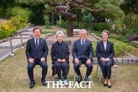  봉하마을 찾은 이재명 '문재인 전 대통령·권양숙 여사와 오찬' [TF사진관]