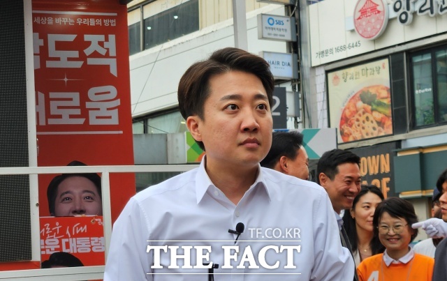 이준석 개혁신당 대선 후보가 이재명 더불어민주당 후보의 정치적 고향을 찾아 강도 높은 비판을 쏟아냈다. /수원=서다빈 기자