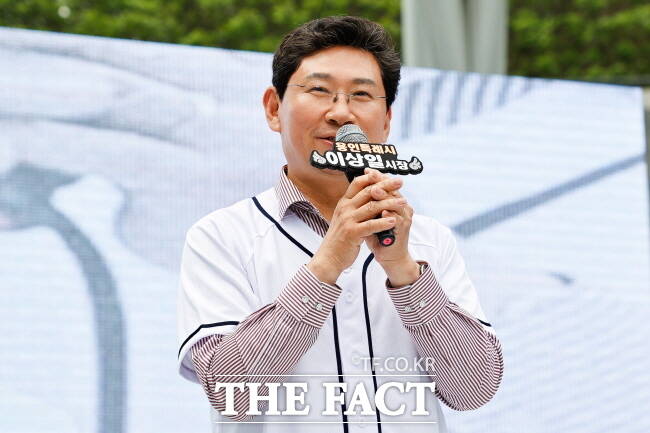 이상일 용인시장이 지난 23일 용인미르스타디움에서 열린 2025 경기도 청소년 진로·문화 축제에 참석, 청소년들에게 응원 메시지를 전하고 있다. /용인시