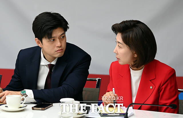 국민의힘 공동선대위원장인 나경원 의원이 이준석 개혁신당 대선 후보를 향해 범죄자 독재총통 이재명 저지를 위한 단일화를 해야 한다며 단일화에 합의할 것을 촉구했다. 김용태 국민의힘 비상대책위원장(왼쪽)과 나경원 국민의힘 공동선대위원장이 22일 오전 서울 중구 대한상공회의소에서 열린 경제 5단체장 간담회에서 대화하고 있다. /남윤호 기자