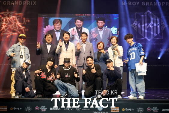 우범기 전북 전주시장(뒷줄 왼쪽 3번째)이 제18회 전주비보이그랑프리 본선 우승자와 기념촬영을 하고 있다. /전주시