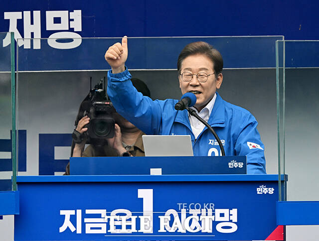 이재명 더불어민주당 대통령 후보는 24일 윤석열 전 대통령을 겨냥해 비상계엄 사태와 관련된 책임을 반드시 물어야 한다고 주장했다. /배정한 기자