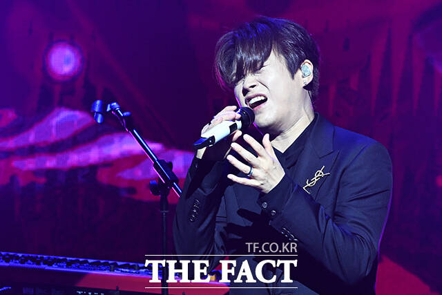 가수 김기태가 23일 오후 서울 서대문구 이화여자대학교 ECC 영산극장에서 열린 I.CON: FANNSTAR CONCERT(아이콘: 팬앤스타 콘서트)에서 무대를 펼치고 있다. /서예원 기자