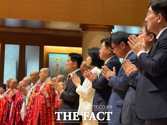 김문수 국민의힘 대선 후보와 이재명 더불어민주당 후보 배우자인 김혜경 여사가 24일 충북 단양군 구인사에서 열린 상월원각대조사 제51주기 열반대재에 참석해 합장하고 있다. /단양=김수민 기자