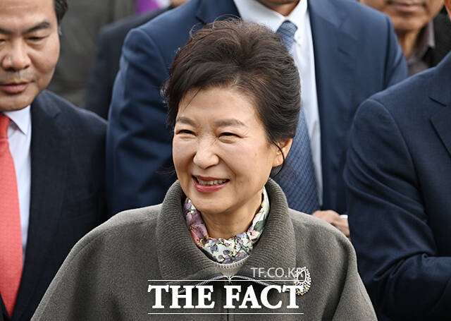 박근혜 전 대통령이 24일 김문수 국민의힘 대선 후보에게 지난 일에 연연하지 말고 하나로 뭉쳐서 선거를 치러서 반드시 이겨달라고 당부했다. /박헌우 기자