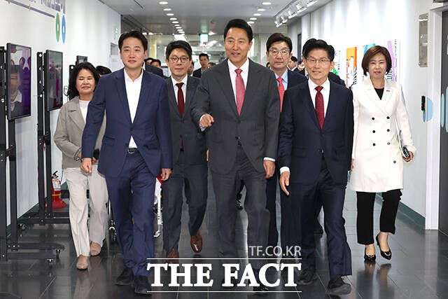 더불어민주당이 이준석 개혁신당 후보에게 단일화를 제안한 국민의힘을 향해 권력을 나눠먹자며 뒷거래를 제안하는 내란 세력의 후안무치라고 비판했다. 국민의힘 김문수 대선 후보와 오세훈 서울시장, 개혁신당 이준석 대선 후보가 19일 오전 서울 중구 서울시청에서 열린 약자와 동행하는 서울 토론회에 참석하고 있다. /임영무 기자(현장풀)