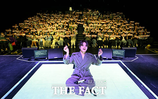 가수 김기태가 23일 오후 서울 서대문구 이화여자대학교 ECC 영산극장에서 열린 I.CON: FANNSTAR CONCERT(아이콘: 팬앤스타 콘서트)에서 팬들과 기념촬영을 하고 있다. /서예원 기자