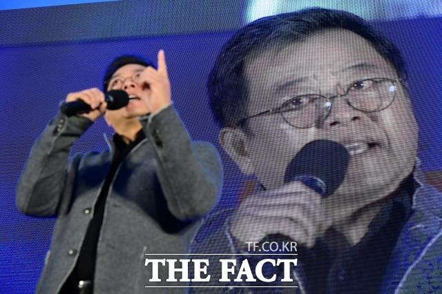 영화 말아톤과 달콤한 인생 등에 출연한 배우 이기영이 이재명 더불어민주당 대통령 후보의 찬조연설에 나섰다. 사진은 지난해 11월 이 씨가 서울 종로구 광화문광장에서 열린 김건희 윤석열 국정농단 규탄·특검 촉구 3차 국민행동의 날 집회에 참석해 발언하는 모습. /남윤호 기자