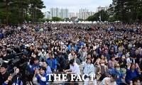  '이재명 안양 유세' 공원 가득 메운 지지자들 [포토]