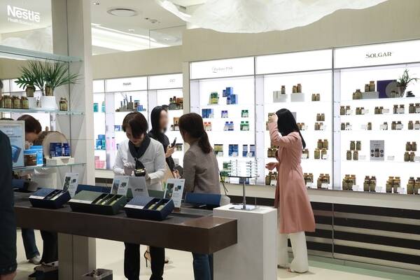 현대백화점 목동점 네슬레 헬스사이언스 스토어 매장에서 고객들이 쇼핑하고 있는 모습. /현대백화점