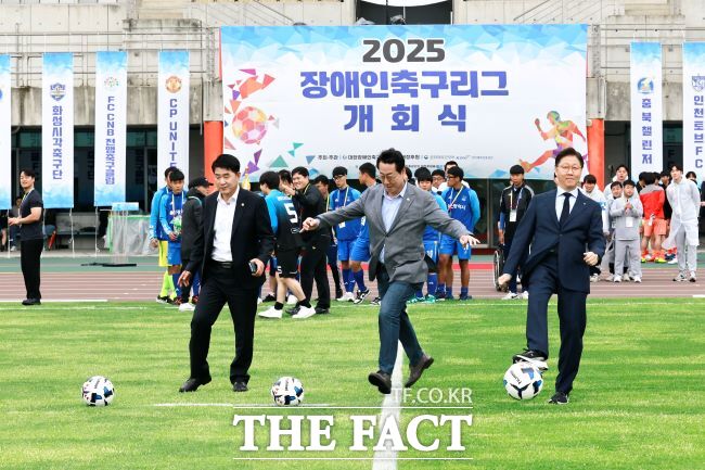 24일 정명근 화성시장이 장애인 축구리그 개회식에 참석해 시축하고 있다./화성시