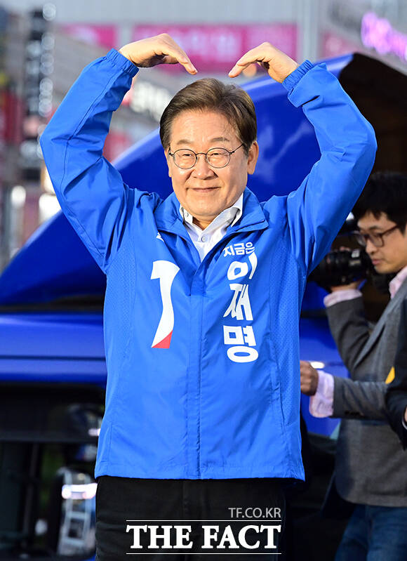 이재명 더불어민주당 대통령 후보는 6·3 대통령 선거를 9일 앞둔 25일, 당선 즉시 대통령 직속 비상경제대응TF를 구성하겠다는 구상을 밝히며 민생경제 회복에 방점을 찍었다. /임영무 기자