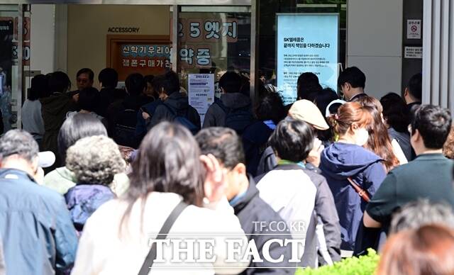 SK텔레콤은 6일 연속 가입자 30만명 이상이 유심을 교체했다고 25일 밝혔다. /임영무 기자