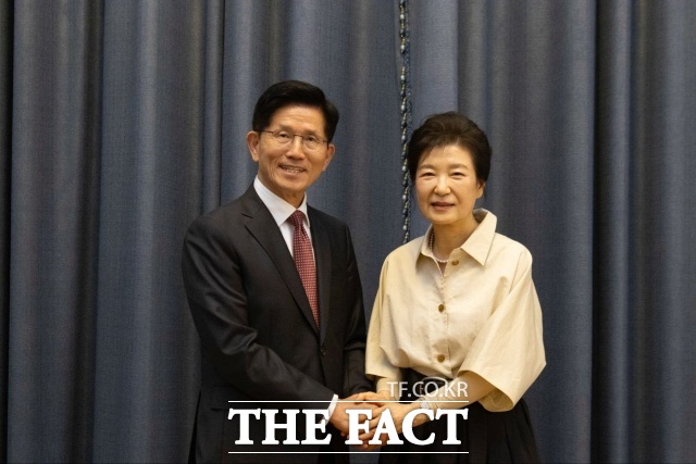 부정선거 의혹을 제기했던 김문수 국민의힘 대선 후보는 25일 걱정 마시고 사전 투표에 참여해주길 바란다. 저도 사전 투표에 참여하겠다며 사전투표를 독려했다. 박근혜 전 대통령이 24일 김문수 국민의힘 대선 후보에게 지난 일에 연연하지 말고 당이 하나로 뭉쳐 선거를 치러 반드시 이겨달라고 당부했다. /국민의힘 제공