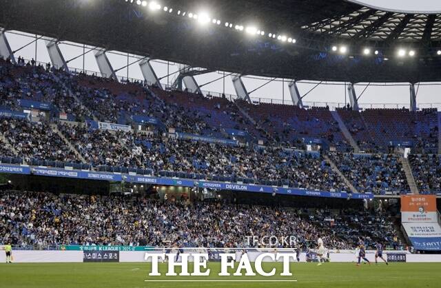 한국프로축구연맹은 24일 2025시즌 K리그1 개막 후 91경기 만에 100만 관중을 돌파했다고 발표했다./K리그