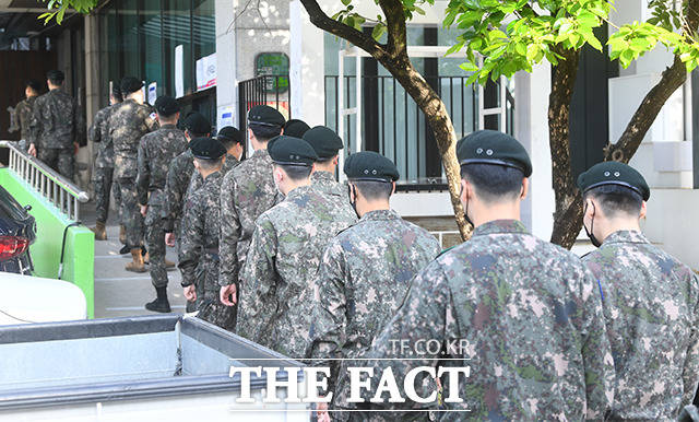 더불어민주당이 일선 부대에서 장병들의 사전투표 참여를 방해하는 움직임이 있다는 제보가 접수되고 있다며, 국방부가 군인의 사전투표 참여를 보장해야 한다고 말했다. 군인들이 지난 2022년 제 8회 전국동시지방선거 사전투표 첫날 서울 종로구 삼청동 주민센터에 마련된 사전투표소에서 투표를 위해 기다리고 있다. /더팩트 DB