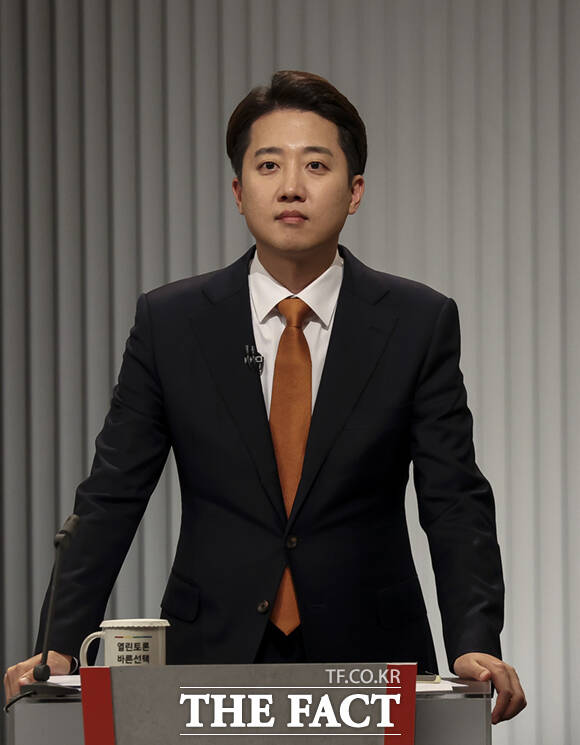 더불어민주당이 25일 이재명 대선 후보의 시흥시 거북섬 웨이브파크 관련 발언에 대해 거북섬을 만들었다고 자랑했다고 주장한 이준석 개혁신당 대선 후보를 공직선거법상 허위사실 유포 혐의로 고발하겠다고 밝혔다. /국회사진기자단