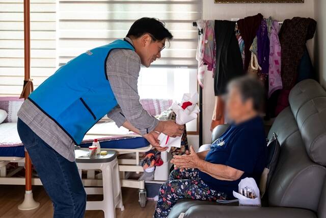 정종철 CFS 대표이사가 지난 23일 광주시 평동에 거주하는 홀몸어르신에게 생필품과 카네이션을 전달하고 있다. /쿠팡