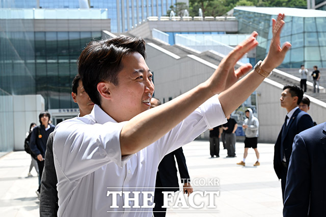 이준석 개혁신당 대선 후보가 김문수 국민의힘 후보 측의 단일화 요구에 도움이 안 될거면 가만히 있어달라고 일갈했다. 지난 21일 경기도 성남시 가천대학교 학생식당을 찾아 학생들에게 인사를 하는 이 후보. /남용희 기자