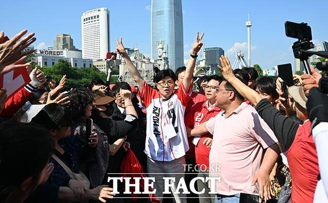 한동훈 전 국민의힘 대표(가운데)가 25일 오후 서울 송파구 석촌호수 수변공원에서 김문수 국민의힘 대선 후보의 지지를 호소하고 있다. /임영무 기자