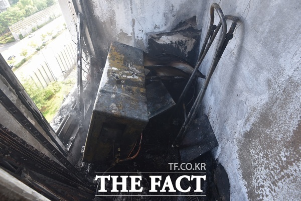 지난해 8월 유성구 공동주택아파트 실외기실의 실외기 연결전선에서 발화한 화재의 모습. /대전소방본부