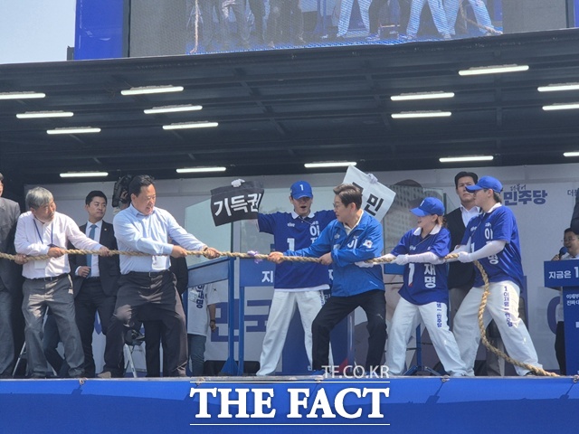 장날을 맞은 당진전통시장을 찾은 이 후보는 유세에 앞서 당진의 전통 행사인 기지시 줄다리기에서 착안한 국민편 대 기득권편 줄다리기 퍼포먼스를 펼쳤다. /송호영 기자