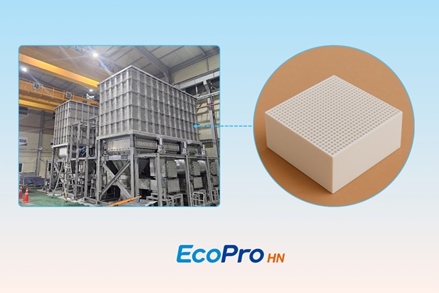 에코프로에이치엔은 3세대 촉매인 허니컴 개발을 완료했다고 25일 밝혔다. 사진은 허니컴 촉매를 적용한 PFC 감축 시스템(왼쪽)과 벌집 모양의 허니컴 촉매를 확대한 모습. /에코프로에이치엔