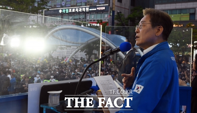 이재명 더불어민주당 대선 후보가 25일 당진을 찾아 당진화력발전소가 2040년 전까지 폐쇄하는 것은 여러분에게 위기이지만 피할 수 없다고 밝혔다. /임영무 기자