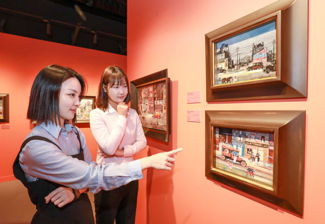 25일 오전 서울 강남구에 있는 현대백화점 무역센터점 문화홀에서 열린 미셸 들라크루아 특별전 영원히, 화가에서 고객들이 작품을 관람하고 있다. /현대백화점