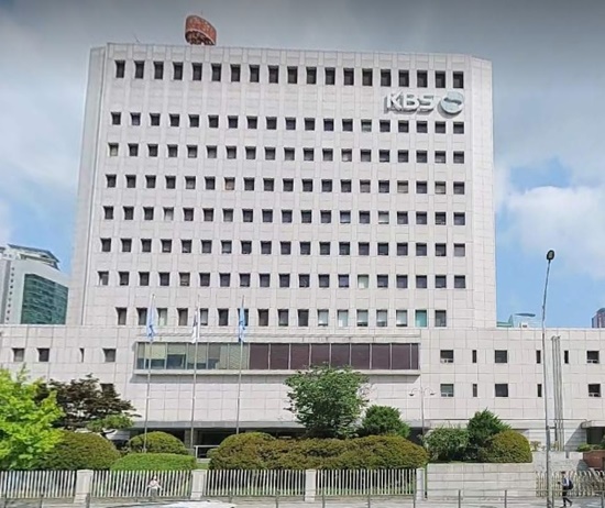 방송출입 제한에 가요계에서는 당장 본말이 전도됐다며 방송사 횡포에 반발하고 있다. 일부 매니저들은 가요제작자 단체와 연대해 보이콧을 언급하기도 한다. 사진은 KBS 별관. /KBS