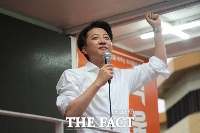 이준석 개혁신당 대선 후보가 제가 대통령이 되면 대한민국 세일즈를 영어로 할 수 있다며 본인의 경쟁력을 부각했다. 이 후보가 16일 오후 충남 천안시 천안중앙시장 유세에서 연설을 하고 있다. /개혁신당