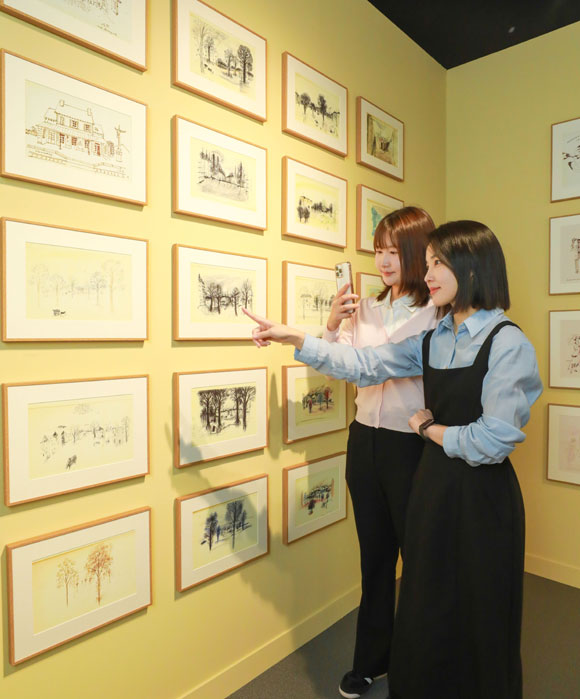 25일 오전 서울 강남구에 있는 현대백화점 무역센터점 문화홀에서 열린 미셸 들라크루아 특별전 영원히, 화가에서 고객들이 작품을 관람하고 있다. /현대백화점