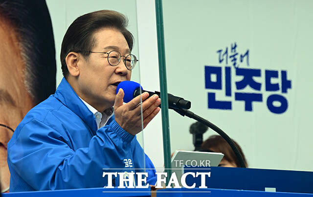 이재명 더불어민주당 대선 후보가 25일 내란 당의 내란 비호 후보가 다시 귀환하면 이 나라는 폭력, 불공정 불법이 지배하는 영원히 다시 일어서지 못하는 제3세계의 후진 국가로 전락할 것이라며 김문수 국민의힘 대선 후보를 강하게 비판했다. /임영무 기자