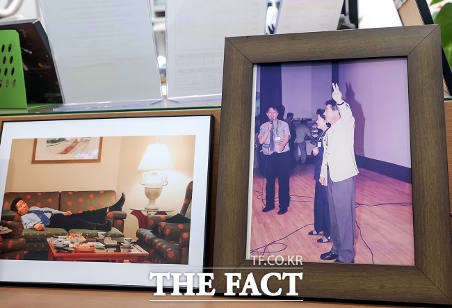 임병택 시흥시장 책상 위에 놓인 노무현 전 대통령 내외 모습 /시흥=김동선 기자