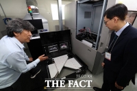  투표용지 인쇄 점검하는 오민석 서울시선관위원장 [포토]