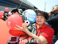  김문수 유세현장에 등장한 '내꺼하자! 이낙연' [포토]