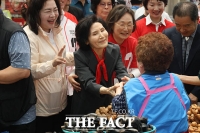  예산-평택서 지지 호소하는 김문수 아내 설난영 여사 [TF사진관]
