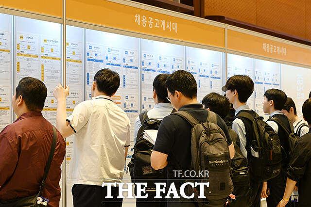 2025 제1차 KB굿잡 우수기업 취업박람회가 26일 오전 서울 강남구 코엑스 D홀에서 열린 가운데 관람객들이 채용공고게시대를 보고 있다. /서예원 기자