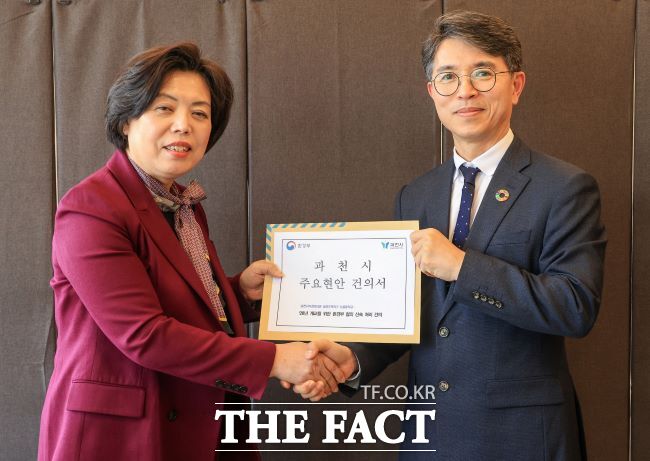 신계용 과천시장(왼쪽)이 지난 4월 김완섭 환경부 장관에게 단설중학교 관련 협조를 요청했다./과천시