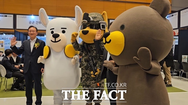 이환주 KB국민은행장은 KB금융그룹의 대표 캐릭터 스타프렌즈인 비비, 라무 등과 기념 사진을 찍으며 화기애애한 현장 분위기를 이끌었다. /코엑스=이선영 기자