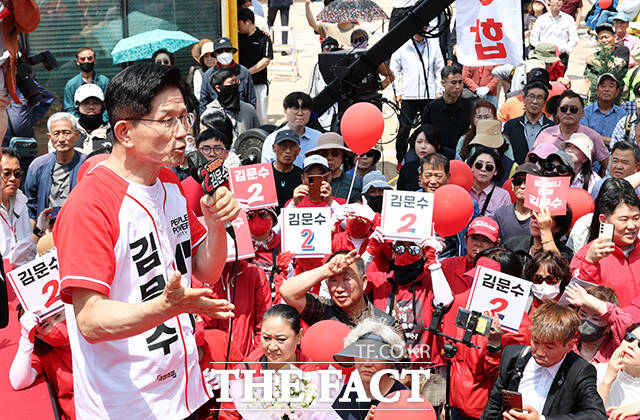 단일화 가능성은 0%라는 이준석 개혁신당 대선 후보의 단호함에도 국민의힘은 여전히 물러서지 않고 있다. 선거가 일주일 조금 넘게 남은 상황에서 판을 뒤집을 수 있는 초강수 카드라는 판단 때문이다. /남윤호 기자