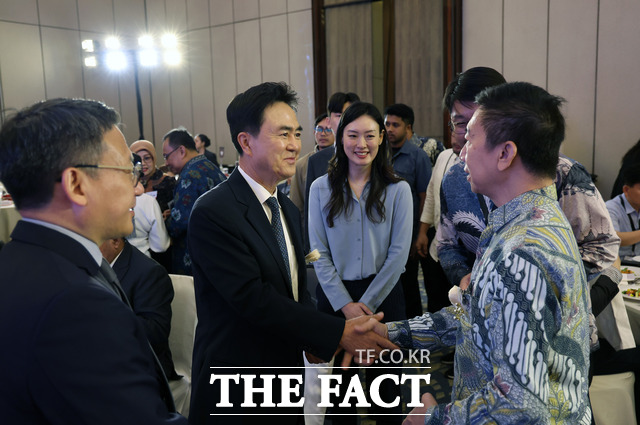 인도네시아 출장 중인 김태흠 충남도지사(왼쪽 두 번째)가 26일 자카르타 쉐라톤 호텔에서 열린 2025 충남도 자카르타 기업인 포럼에 참석해 현지 기업인과 반갑게 인사를 나누고 있다. /충남도