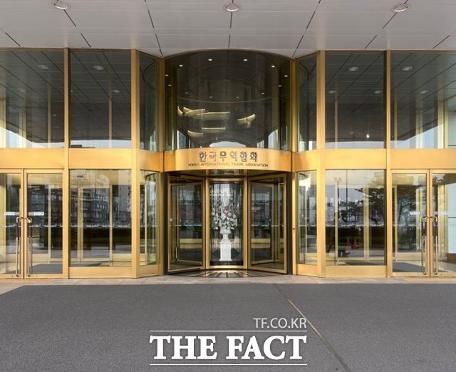 한국무역협회(무협)는 27일 서울 강남구 코엑스에서 2025 KITA 글로벌 이커머스 서밋을 개최했다고 밝혔다. 서울 강남구 한국무역협회(무협) 본사. /더팩트 DB