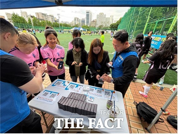 지난 24일, 영등포구청장배 풋살대회에 참가한 청소년들이 불법도박 근절 서약을 하고 있다./국민체육진흥공단